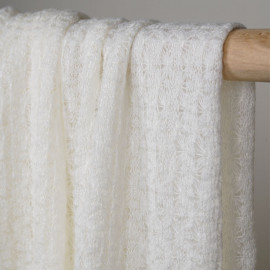Tissu maille blanc cassé à motif ajouré - pretty mercerie - mercerie en ligne