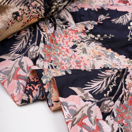 Tissu jacquard bleu nuit grosse fleur rose, corail, gris et fil lurex argent - pretty mercerie - mercerie en ligne