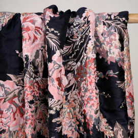 Tissu jacquard bleu nuit grosse fleur rose, corail, gris et fil lurex argent - pretty mercerie - mercerie en ligne