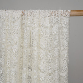 Tissu dentelle blanc cassé satiné à motif coquillage - pretty mercerie - mercerie en ligne