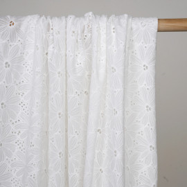 Tissu coton blanc brodés et ajourés marguerites - pretty mercerie - mercerie en ligne