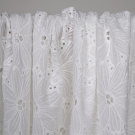 Tissu coton blanc brodés et ajourés marguerites - pretty mercerie - mercerie en ligne
