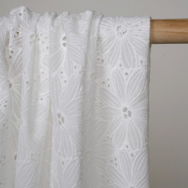 Tissu coton blanc brodés et ajourés marguerites - pretty mercerie - mercerie en ligne