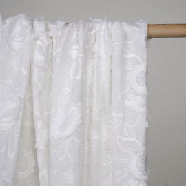 Tissu coton broderie anglaise blanc cassé motif fleurs et pétales à franges - pretty mercerie - mercerie en ligne