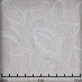 Tissu coton broderie anglaise blanc cassé motif fleurs et pétales à franges - pretty mercerie - mercerie en ligne