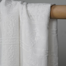 Tissu coton brodé blanc à motif bohème effet points de croix - pretty mercerie - mercerie en ligne