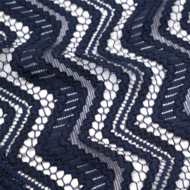Tissu dentelle bleu marine et noir à motif fleurie et bandes zig zag - Pretty Mercerie - mercerie en ligne