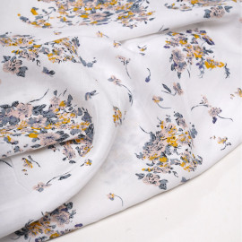 Tissu viscose blanc cassé à motif fleuri blush, moutarde et bleu gris - pretty mercerie - mercerie en ligne