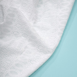Tissu coton brodé blanc cassé à motif médaillon entrelacé  - pretty mercerie - mercerie en ligne