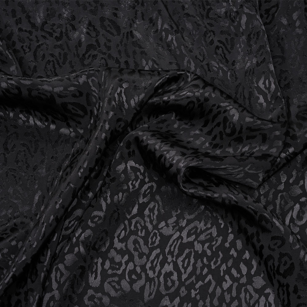 Tissu jacquard noir sergé à motif léopard satiné - pretty mercerie - mercerie en ligne