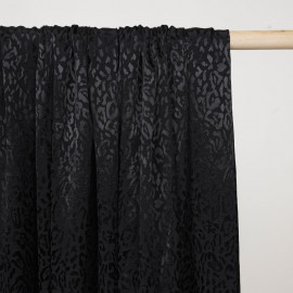 Tissu jacquard noir sergé à motif léopard satiné - pretty mercerie - mercerie en ligne
