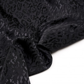 Tissu jacquard noir sergé à motif léopard satiné - pretty mercerie - mercerie en ligne