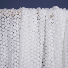 Tissu guipure blanche à motif petites marguerites  - pretty mercerie - mercerie en ligne
