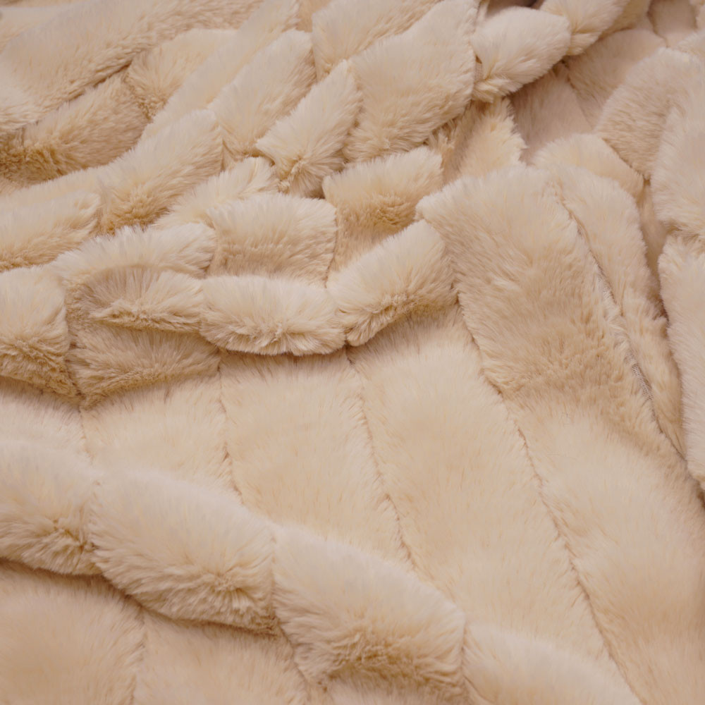 Tissu fausse fourrure beige rosé à rayures verticales - pretty mercerie - mercerie en ligne