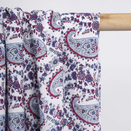 Tissu viscose blanche à motif paisley beaujolais et bleu | pretty mercerie | mercerie en ligne