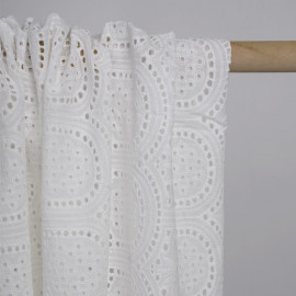 Tissu coton brodé blanc cassé à motif exotique vintage | pretty Mercerie | Mercerie en ligne