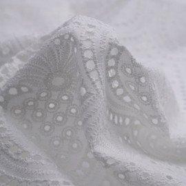 Tissu coton brodé blanc cassé à motif exotique vintage | pretty Mercerie | Mercerie en ligne