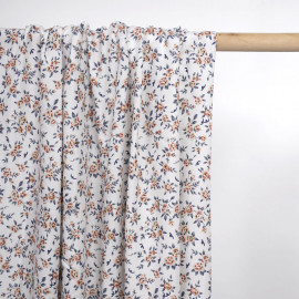 Tissu viscose blanche à motif bouquet de rose rust et bleu | Pretty Mercerie | mercerie en ligne