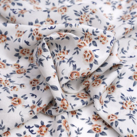 Tissu viscose blanche à motif bouquet de rose rust et bleu | Pretty Mercerie | mercerie en ligne