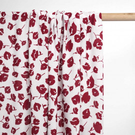 Tissu viscose blanc à motif fleuri cranberry | pretty mercerie | mercerie en ligne