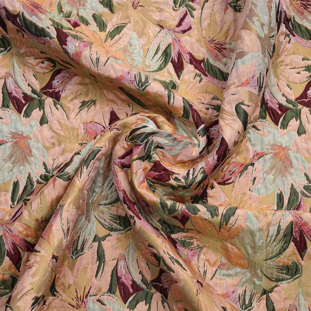 Tissu jacquard tropical peach à motif tissé fleurs tropicales roses et vertes | Pretty Mercerie | Mercerie en ligne