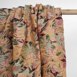 Tissu jacquard tropical peach à motif tissé fleurs tropicales roses et vertes | Pretty Mercerie | Mercerie en ligne