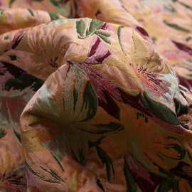 Tissu jacquard tropical peach à motif tissé fleurs tropicales roses et vertes | Pretty Mercerie | Mercerie en ligne