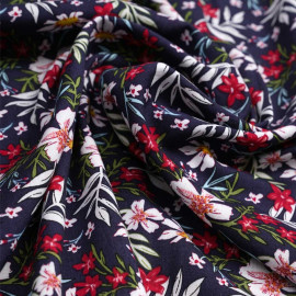 Tissu viscose bleu nuit à motif fleuri sous les tropiques | Pretty Mercerie | Mercerie en ligne