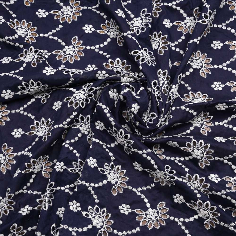 Tissu coton bleu nuit à motif brodé bohème fleuri crème | Pretty Mercerie | mercerie en ligne
