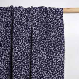 Tissu viscose bleu nuit à motif bouquet de rose blanche| Pretty Mercerie | mercerie en ligne