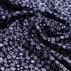 Tissu viscose bleu nuit à motif bouquet de rose blanche| Pretty Mercerie | mercerie en ligne
