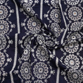 Tissu coton bleu nuit à motif brodé couronne de fleur crème| Pretty Mercerie | mercerie en ligne