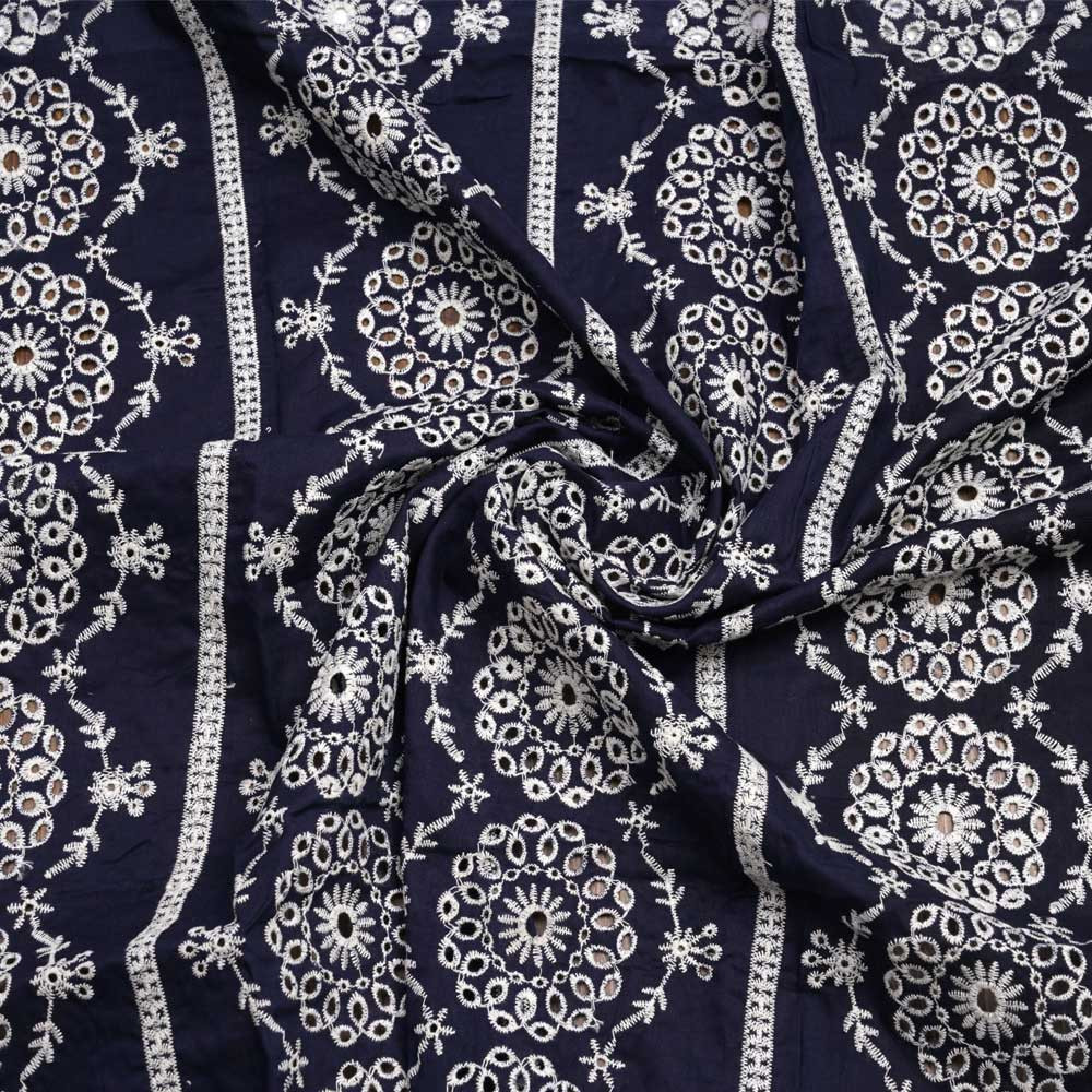 Tissu coton bleu nuit à motif brodé couronne de fleur crème| Pretty Mercerie | mercerie en ligne