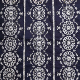 Tissu coton bleu nuit à motif brodé couronne de fleur crème| Pretty Mercerie | mercerie en ligne