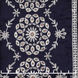 Tissu coton bleu nuit à motif brodé couronne de fleur crème| Pretty Mercerie | mercerie en ligne