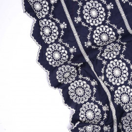 Tissu coton bleu nuit à motif brodé couronne de fleur crème| Pretty Mercerie | mercerie en ligne