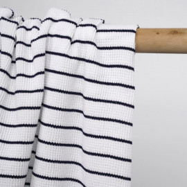 Tissu maille tricoté gaufré blanc à motif rayé bleu marine| Pretty Mercerie | mercerie en ligne