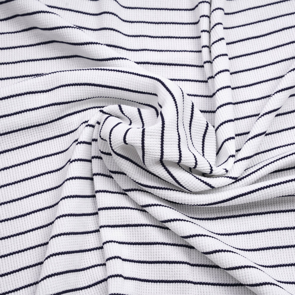 Tissu maille tricoté gaufré blanc à motif rayé bleu marine| Pretty Mercerie | mercerie en ligne