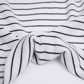 Tissu maille tricoté gaufré blanc à motif rayé bleu marine| Pretty Mercerie | mercerie en ligne
