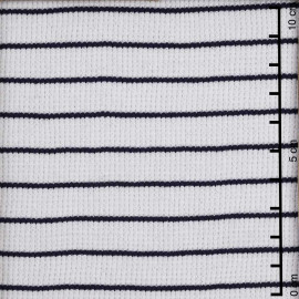 Tissu maille tricoté gaufré blanc à motif rayé bleu marine| Pretty Mercerie | mercerie en ligne