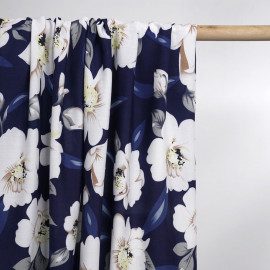 Tissu viscose bleu nuit à motif grosse fleur blanc et beige | Pretty Mercerie | mercerie en ligne