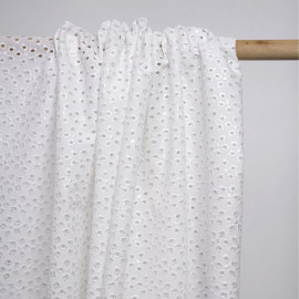 Tissu coton blanc brodé fleur ajourée et paillette argentée | Pretty Mercerie | mercerie en ligne