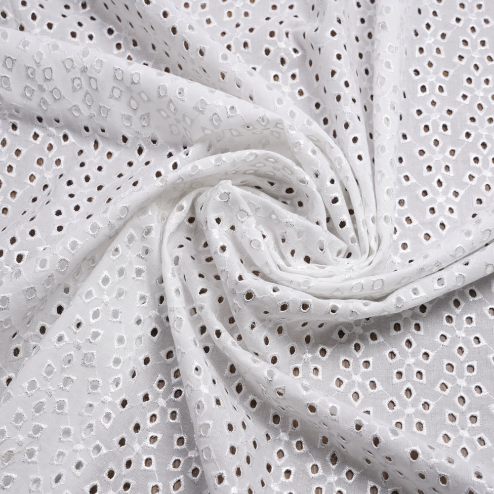 Tissu coton blanc brodé fleur ajourée et paillette argentée | Pretty Mercerie | mercerie en ligne