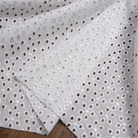 Tissu coton blanc brodé fleur ajourée et paillette argentée | Pretty Mercerie | mercerie en ligne