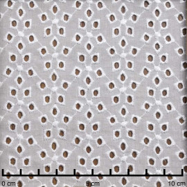 Tissu coton blanc brodé fleur ajourée et paillette argentée | Pretty Mercerie | mercerie en ligne