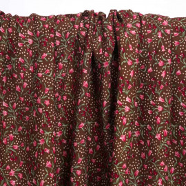 Tissu viscose marron à motif rose et petites étoiles blanches | Pretty Mercerie | Mercerie en ligne