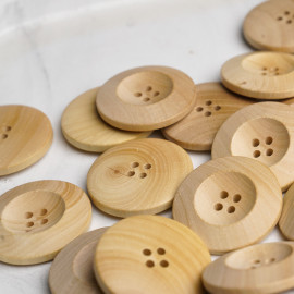 Bouton bois naturel rond 4 trous 30mm | Pretty Mercerie | Mercerie en ligne