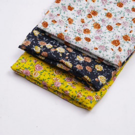 Tissu viscose blanc à motif petite rose mauve, vert pastel et burnt orange  | Pretty Mercerie | Mercerie en ligne