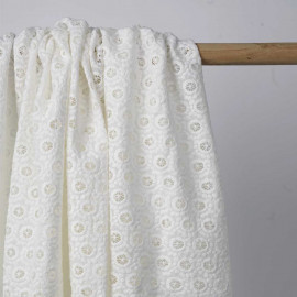 Tissu coton brodé blanc à motif graphique | Pretty Mercerie | mercerie en ligne