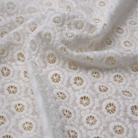 Tissu coton brodé blanc à motif graphique | Pretty Mercerie | mercerie en ligne